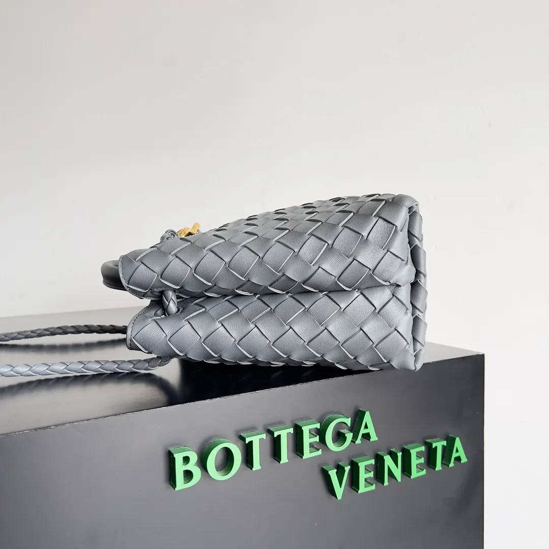 The 2023 new Andiamo batch of 1860 BV has been shipped‼ ️Really popular🔥The new Andiamo woven handbag launched by Bottega Veneta this season is really popular all over the world! ! Celebrities at home and abroad have worn it, and Oscar-winning actress Michelle Yeoh has taken it out on the street. Song Jia, Trai Yara, Yu Feihong, Sanji Ayaka, Rosie Hunting-Whiteley, Yoshioka Riho, etc. have all picked up this bag. It is classic and versatile, showing off its temperament, and the bag capacity is also large, which is very convenient for daily commuting! ! A variety of carrying methods, the shoulder straps can be adjusted by yourself, the original lambskin feels soft and delicate, and the neutral style is made to break gender boundaries and bring a more practical and longer-lasting use experience. Andiamo, which has both elegant and casual styles, perfectly interprets the true appearance of "fashionable old money style". Style number: 743568 Size: 25*22*10.5cm